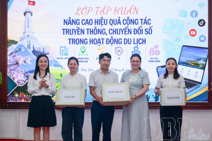 Ban Tổ chức trao giải cho các học viên có bài thực hành xuất sắc.