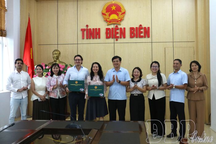 Đồng chí Lò Văn Cương, Phó Chủ tịch Thường trực UBND tỉnh tặng sản phẩm OCOP địa phương cho đoàn công tác.