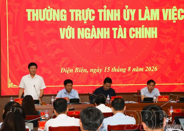 Đồng chí Mùa A Vảng, Ủy viên dự khuyết Ban Chấp hành Trung ương Đảng, Phó Bí thư Tỉnh ủy, Chủ tịch Ủy ban MTTQ Việt Nam tỉnh phát biểu tại buổi làm việc.