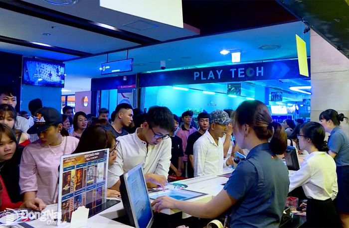 Rất nhiều học sinh đến rạp chiếu phim Lotte Cinema Đồng Nai lựa chọn phim để thưởng thức.
