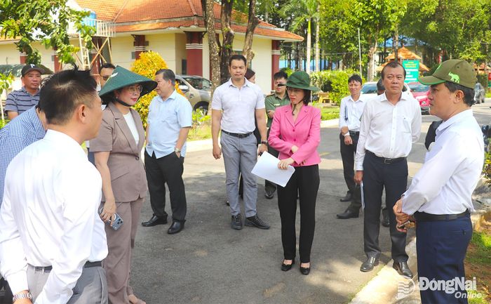 Ủy viên Ban Thường vụ Thành ủy, Phó Chủ tịch UBND thành phố Đồng Nai Lê Trường Sơn lưu ý các cơ quan, đơn vị cần chủ động xây dựng phương án thiết thực, phù hợp, bảo đảm lễ khai mạc diễn ra an toàn, hiệu quả. Ảnh: An Nhơn