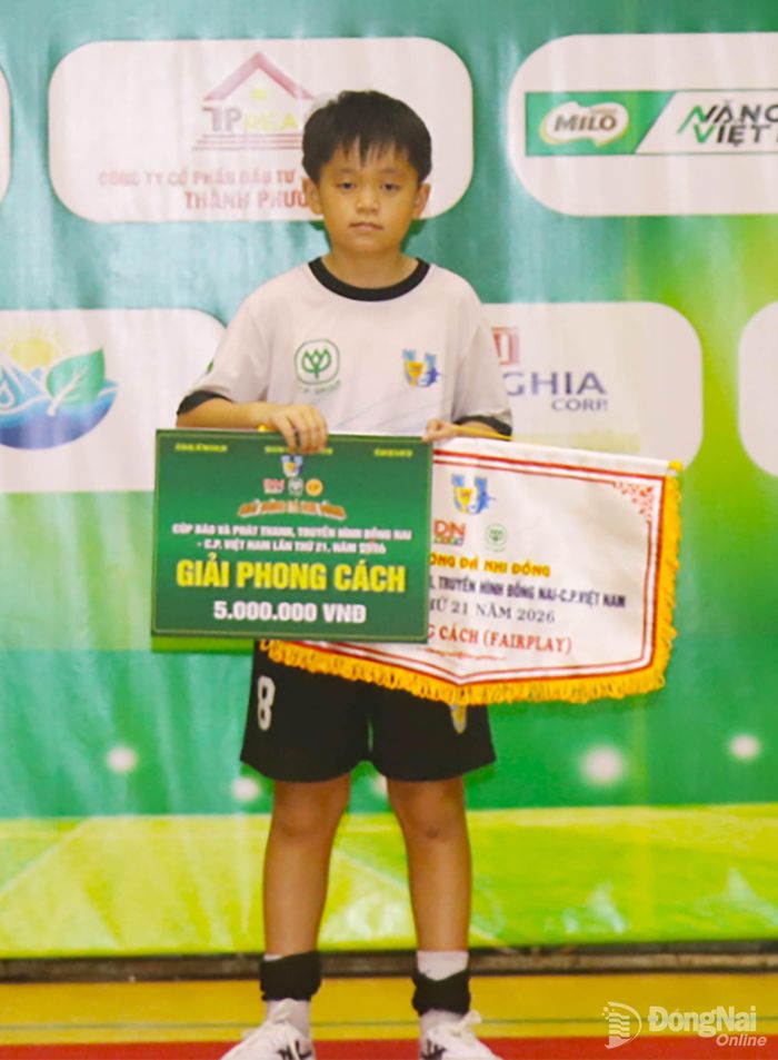 Đại diện đội U11 phường Long Thành nhận Giải phong cách.