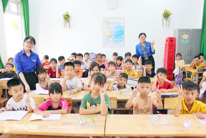 Sinh viên Trường đại học Đồng Nai tổ chức ôn tập hè cho thiếu nhi xã Đăk Ơ trong khuôn khổ chiến dịch Mùa hè xanh năm 2026. Ảnh: NVCC