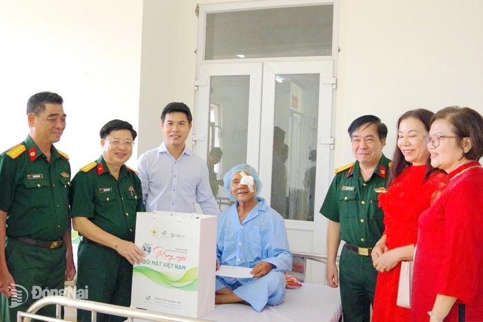 Lãnh đạo các đơn vị tặng quà cho bệnh nhân sau phẫu thuật.