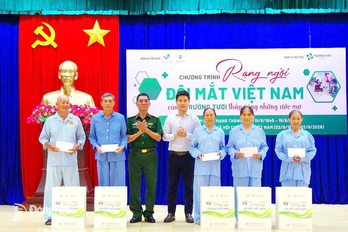 Đại diện lãnh đạo Bệnh viện Quân dân y 16, Tập đoàn Trường Tươi tặng quà cho các bệnh nhân được phẫu thuật mắt miễn phí trong đợt này.