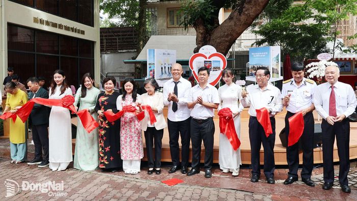 Tác giả Nguyễn Á và các đại biểu cắt băng khai trương triển lãm. Ảnh: Nguyệt Hà