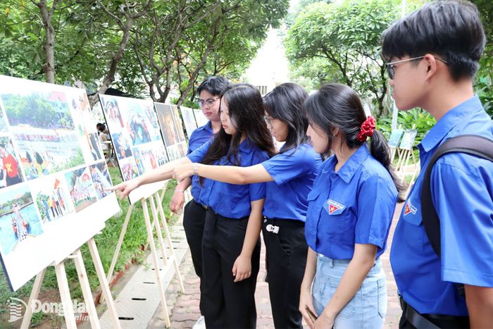Đoàn viên thanh niên xem những hình ảnh về biển đảo Tổ quốc tại triển lãm. Ảnh: Nguyệt Hà