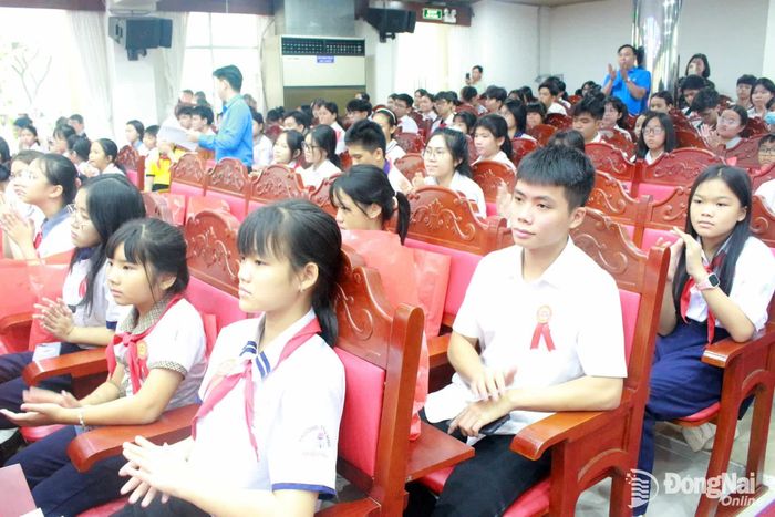 Các em học sinh tham dự buổi lễ tuyên dương. Ảnh: N.Hòa