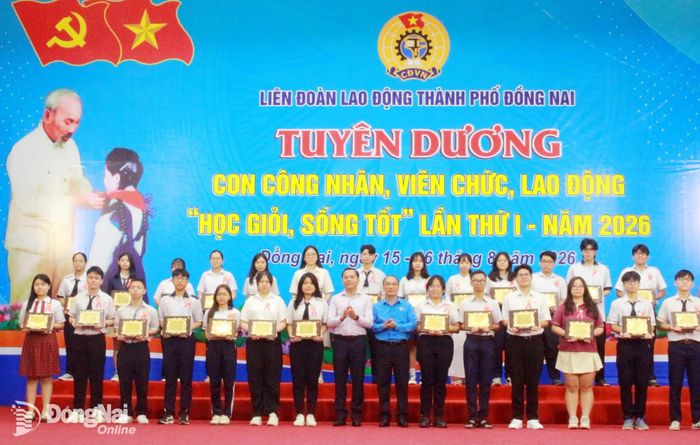 Các em học sinh được tuyên dương tại buổi lễ. Ảnh: N.Hòa
