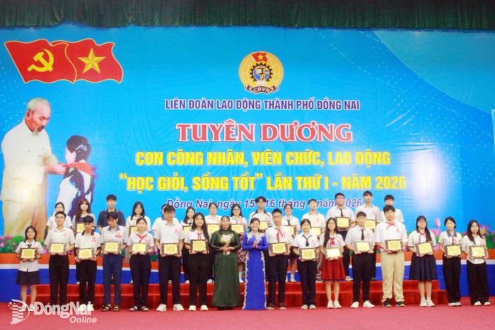 Các em học sinh được tuyên dương tại buổi lễ. Ảnh: N.Hòa