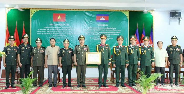 Đại tá Võ Thành Danh, Ủy viên Ban Thường vụ Thành ủy, Chỉ huy trưởng Bộ Chỉ huy Quân sự thành phố Đồng Nai đón nhận Huân chương Hữu nghị hạng Thibdin của Chính phủ Vương quốc Campuchia. Ảnh: Đình Thân