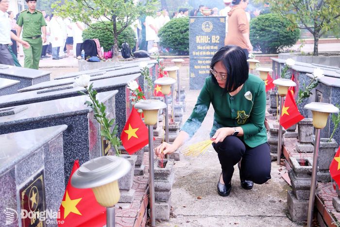Thành ủy viên, Phó Chủ tịch UBND thành phố, Trưởng ban Chỉ đạo Tìm kiếm, quy tập và xác định danh tính hài cốt liệt sĩ thành phố Nguyễn Thị Hoàng thắp hương liệt sĩ tại Nghĩa trang liệt sĩ Vĩnh Cửu, phường Tân Triều, thành phố Đồng Nai. Ảnh: Nguyệt Hà