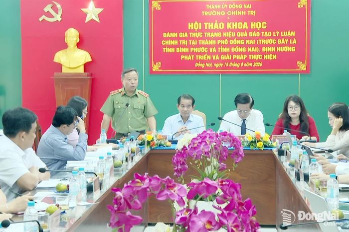 Trung tướng, PGS.TS. Nhà giáo u tú Phan Xuân Tuy, Ủy viên Hội đồng lý luận Bộ Công an, Giám đốc Học viện Chính trị Công an nhân dân phát biểu tại hội thảo. Ảnh: Văn Đoàn