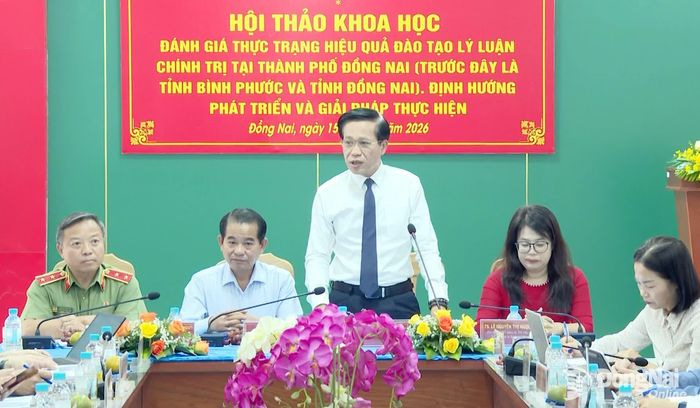 PGS.TS. Hoàng Phúc Lâm, Phó Giám đốc Học viện Chính trị quốc gia Hồ Chí Minh phát biểu tại hội thảo. Ảnh: Văn Đoàn