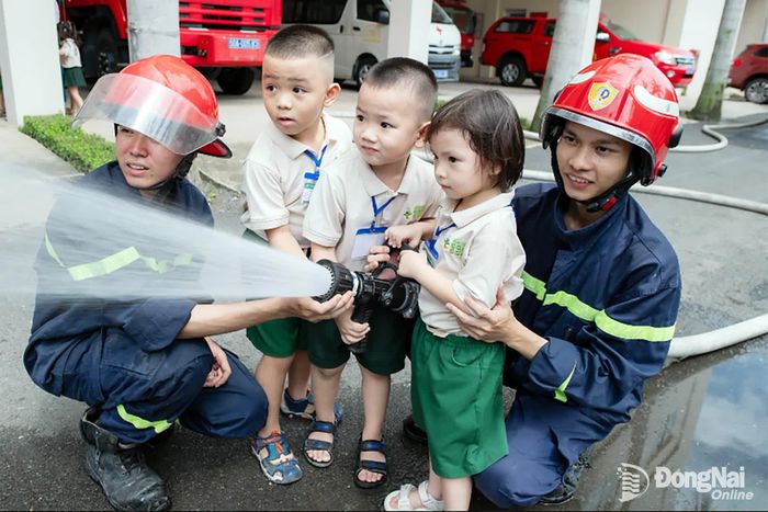 Giáo viên, học sinh trường mầm non Đom Đóm trải nghiệm thực tế phương tiện, dụng cụ chữa cháy và cứu nạn, cứu hộ