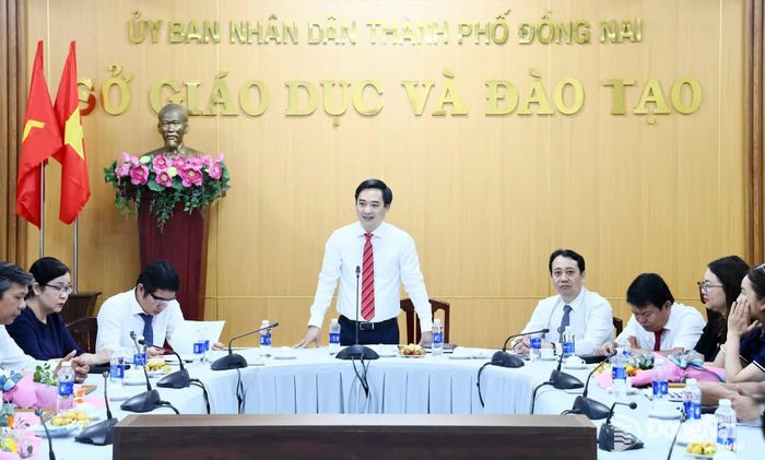 Tiến sĩ Đặng Anh Tuấn, Giám đốc Sở Giáo dục và Đào tạo phát biểu tại buổi gặp mặt, tuyên dương khen thưởng học sinh đoạt giải quốc tế. Ảnh: Công Nghĩa