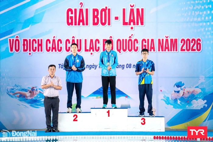 Kình ngư nhí Lê Hoàng Thiên Ân xuất sắc đóng góp cho đội tuyển lặn Đồng Nai 4 huy chương vàng. Trong ảnh: Lê Hoàng Thiên Ân trên bục nhận huy chương vàng 100m chân vịt đôi nam lứa tuổi 13 trở xuống. Ảnh: ĐVCC
