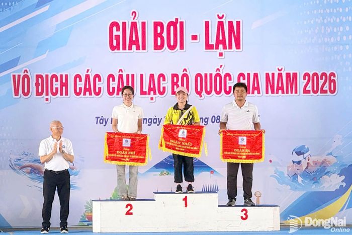 Đơn vị thành phố Đồng Nai nhận cờ hạng nhì toàn đoàn môn lặn. Ảnh: ĐVCC
