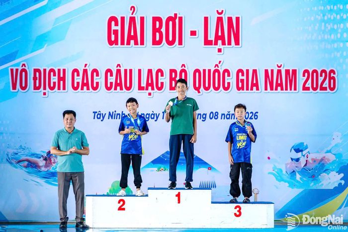 Kình ngư Đặng Hoàng Vũ trên bục nhận huy chương vàng 200m ngửa nam lứa tuổi 11 trở xuống. Ảnh: ĐVCC