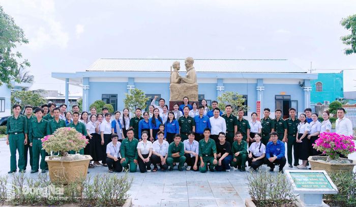 Thường trực Thành đoàn, các đại biểu và hội viên, sinh viên tham gia hành trình chụp ảnh lưu niệm với cán bộ, chiến sĩ Đồn biên phòng Cái Đôi Vàm. Ảnh: Hội Sinh viên thành phố cung cấp