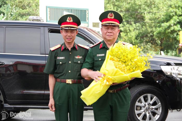Thiếu tướng Phạm Bá Hiền, Tư lệnh Binh đoàn tặng hoa chào đón Đại tướng Nguyễn Nguyễn Trọng Nghĩa, Ủy viên Bộ Chính trị, Bí thư Trung ương Đảng, Chủ nhiệm Tổng cục Chính trị Quân đội nhân dân Việt Nam đến dự và chỉ đạo hội nghị