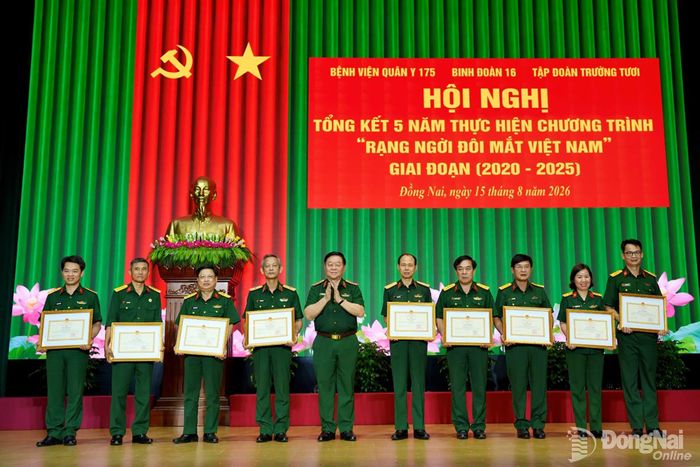 Đại tướng Nguyễn Nguyễn Trọng Nghĩa, Ủy viên Bộ Chính trị, Bí thư Trung ương Đảng, Chủ nhiệm Tổng cục Chính trị Quân đội nhân dân Việt Nam tặng Bằng khen Bộ Quốc phòng cho tập thể, cá nhân có đóng góp tích cực trong Chương trình “Rạng ngời đôi mắt Việt Nam”