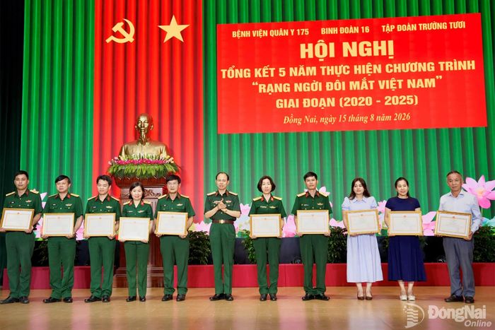 Thiếu tướng Phạm Bá Hiền, Tư lệnh Binh đoàn tặng Bằng khen của Binh đoàn cho các tập thể, cá nhân có đóng góp tích cực cho Chương trình.