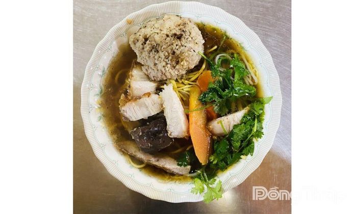 Món hủ tiếu nước xíu mại nóng hổi rất hấp dẫn thực khách.