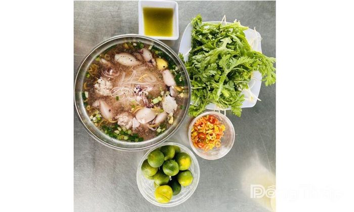 Món hủ tiếu mực ngọt thanh và mang đậm vị biển.