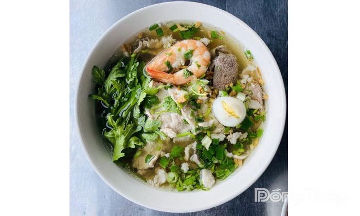 Hủ tiếu Nam Vang với đồ lòng, trứng cút và thịt băm rất bổ dưỡng.