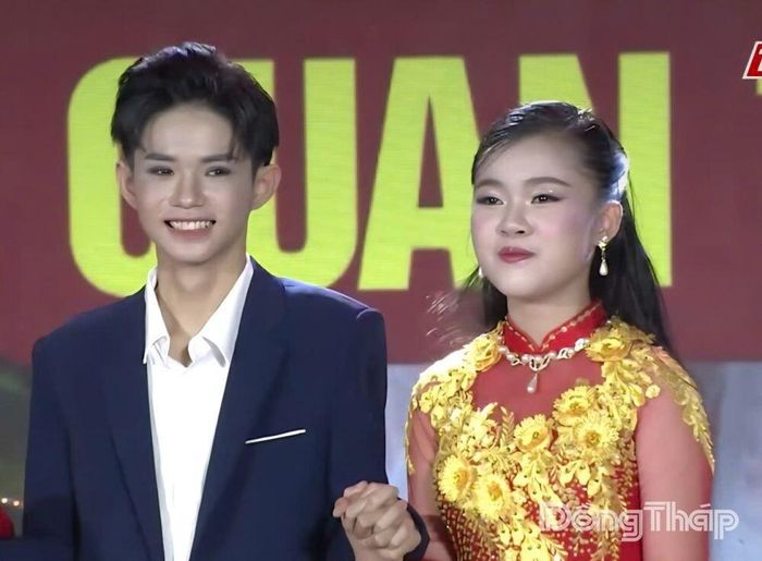Được sự hướng dẫn của Minh Huân, em Phạm Mỹ Huyền (bên phải) đoạt giải Quán quân "Tài tử miệt vườn" năm 2024 do Đài Phát thanh và Truyền hình Đồng Tháp trước đây tổ chức.