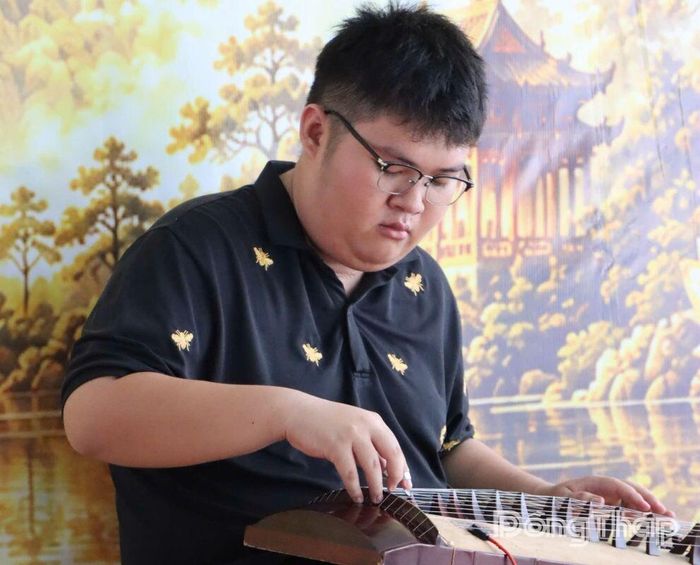 Em Phạm Minh Huân trình diễn đàn tranh ở buổi sinh hoạt của Câu lạc bộ đờn ca tài tử trên địa bàn phường Hồng Ngự.
