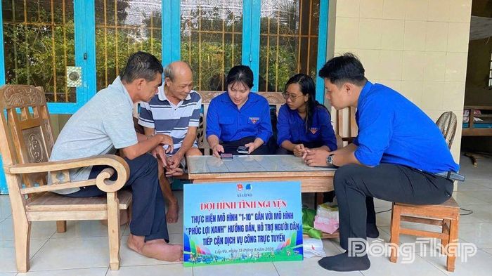 Lực lượng đoàn viên, thanh niên ra quân hỗ trợ người dân tiếp cận chuyển đổi số trên địa bàn xã Lấp Vò.