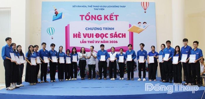 Trao Giấy chứng nhận cho sinh viên tình nguyện tích cực tham gia Chương trình “Hè vui đọc sách”.