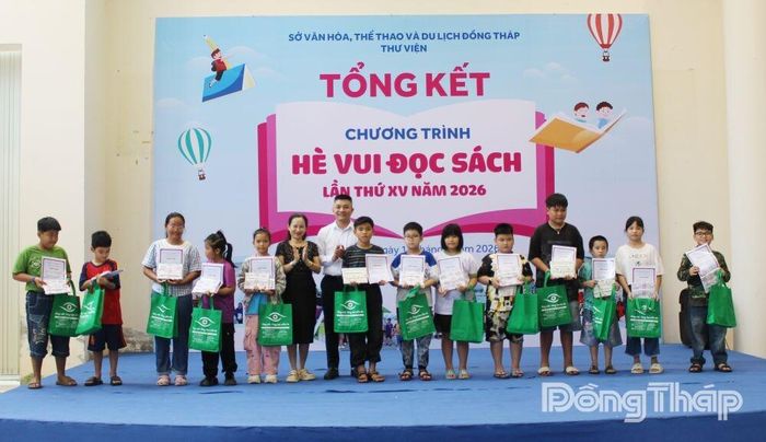 Trao Giấy chứng nhận và tặng quà cho thiếu nhi tham gia tích cực Chương trình “Hè vui đọc sách”.
