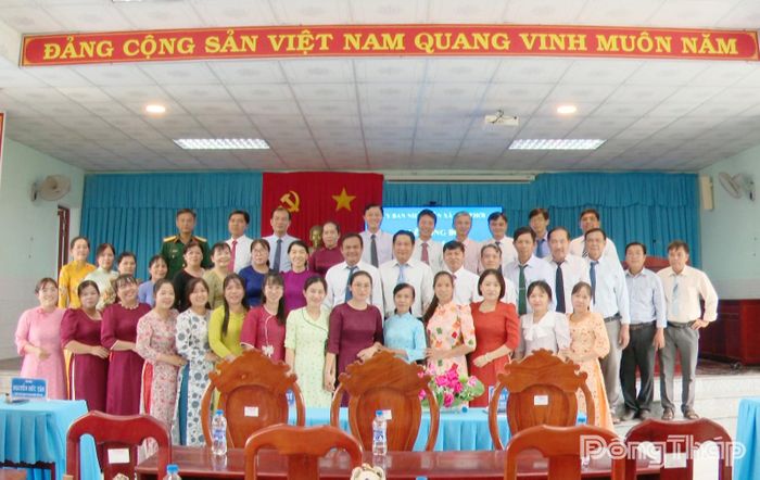 Các đại biểu chụp ảnh lưu niệm.