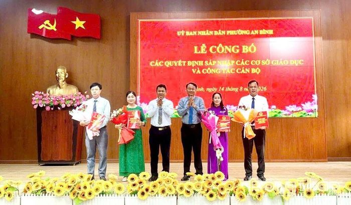 Lãnh đạo phường An Bình trao các Quyết định về sắp xếp trường học và công tác cán bộ.