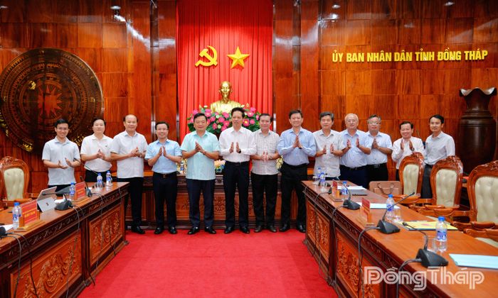 Lãnh đạo 2 tỉnh chụp ảnh lưu niệm.