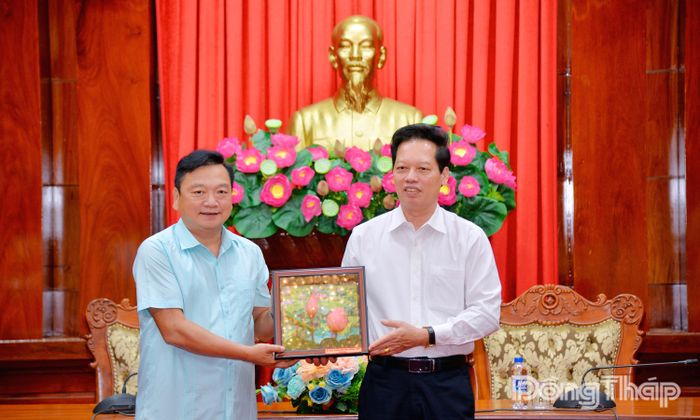 Đồng chí Nguyễn Thành Diệu tặng quà lưu niệm cho đồng chí Hồ Huy Thành. 
