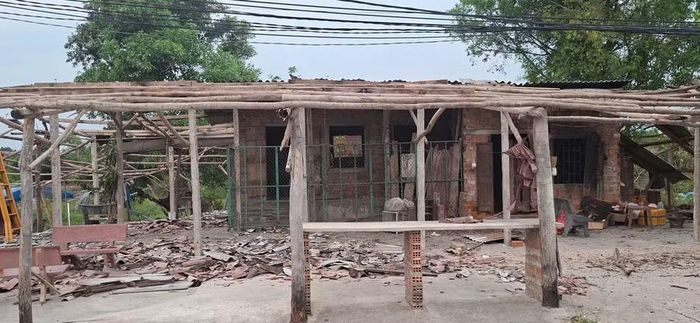  Người dân tháo dỡ công trình nhà ở, lán trại trong khu vực Dự án Khu du lịch nghỉ dưỡng và chăm sóc sức khỏe Hội Vân. Ảnh: A.N 