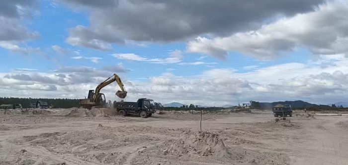  Nhà thầu huy động phương tiện cơ giới san gạt mặt bằng, chuẩn bị thi công hạ tầng Cụm công nghiệp Cát Hiệp. Ảnh: A.N 