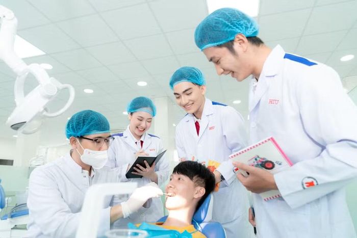  Dự thảo đề xuất nâng trần ngành Răng - Hàm - Mặt lên 3,5 triệu đồng/tháng, ngang với Y khoa và Dược học. Ảnh minh họa: HIU 