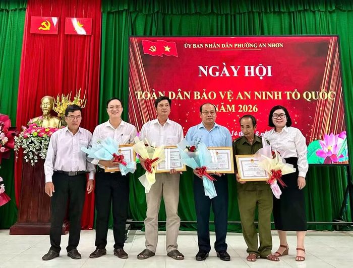 4 tập thể có thành tích xuất sắc trong phong trào toàn dân bảo vệ an ninh Tổ quốc được nhận giấy khen của Chủ tịch UBND phường An Nhơn. Ảnh: Hoài An