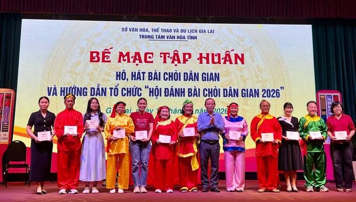  Ban tổ chức trao giấy chứng nhận hoàn thành khóa tập huấn cho các học viên. Ảnh: M.N 