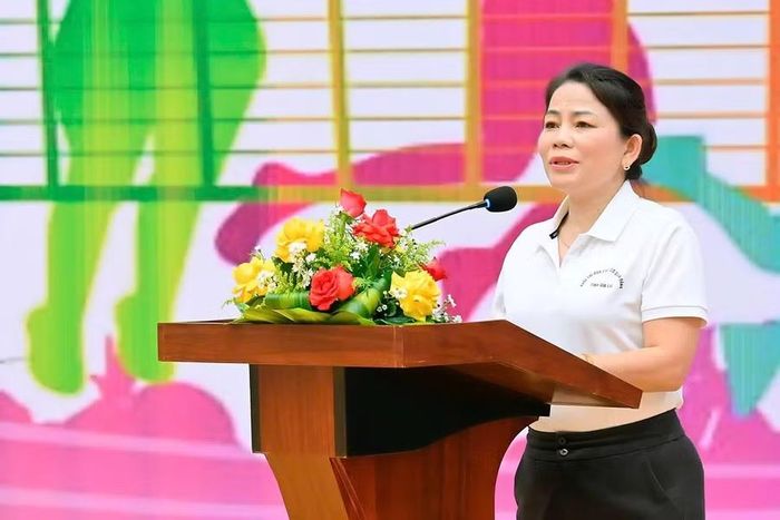  Đồng chí Nguyễn Thị Phong Vũ - Trưởng Ban Tuyên giáo và Dân vận Tỉnh ủy, Trưởng Khối thi đua Các cơ quan Đảng tỉnh, phát biểu khai mạc hội thao. Ảnh: Đức Thụy 