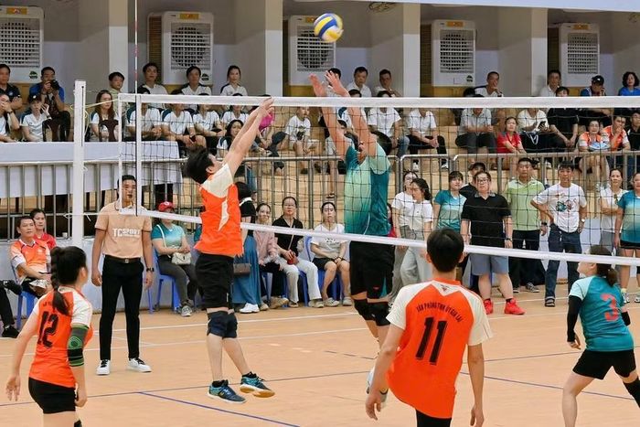  Một pha bóng trong trận khai mạc môn bóng chuyền nam - nữ giữa đội Văn phòng Tỉnh ủy (áo cam) và đội Báo và Phát thanh, truyền hình Gia Lai. Ảnh: Đức Thụy 