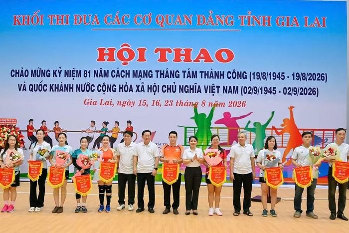  Đại biểu lãnh đạo các cơ quan Đảng tỉnh tặng hoa cho đại diện các đơn vị tham gia hội thao. Ảnh: Đức Thụy 
