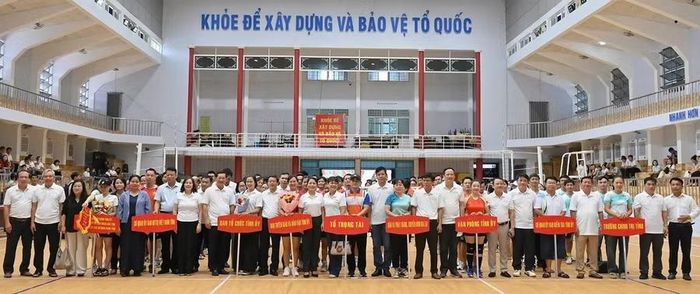  Đại biểu chụp ảnh lưu niệm cùng vận động viên các đoàn tham dự hội thao. Ảnh: Đức Thụy 