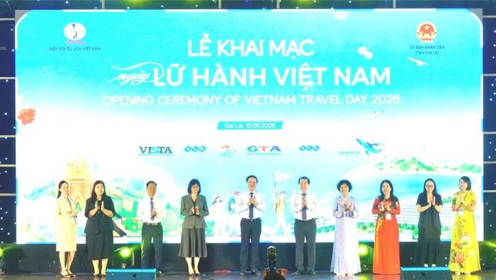  Đại biểu thực hiện nghi thức khai mạc Ngày Lữ hành Việt Nam năm 2026. Ảnh: Dương Linh 
