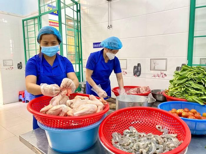  Việc kiểm soát bữa ăn học đường phải được thực hiện từ lựa chọn nguyên liệu đầu vào đến sơ chế, bảo quản, chế biến và cung cấp suất ăn. Ảnh: M.T 